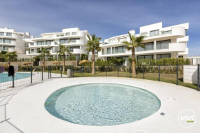 Lady - Pool, Garden, Patio & Beach